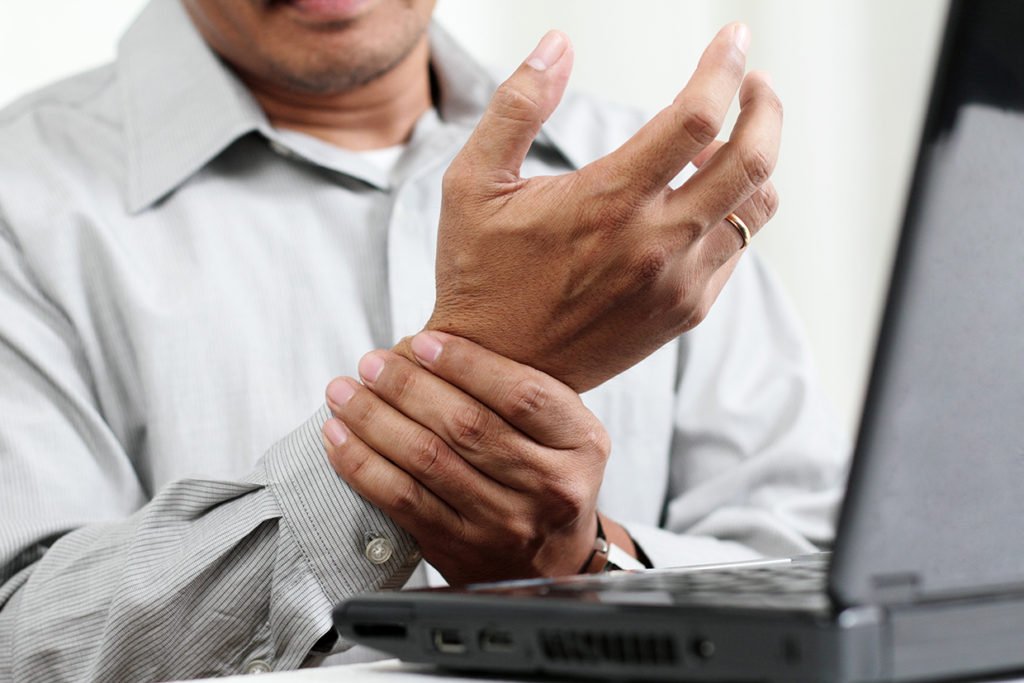 Klachten door beeldschermwerk? Bowentherapie helpt